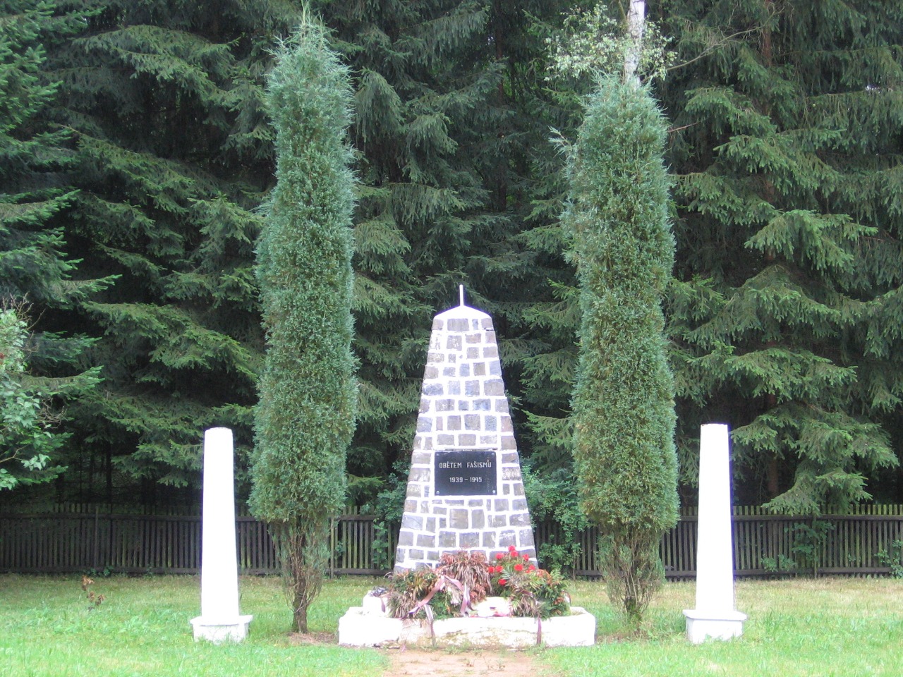 kousek od muzea Rabštejn je pamítník koncentračního tábora, může být i součástí prohlídky